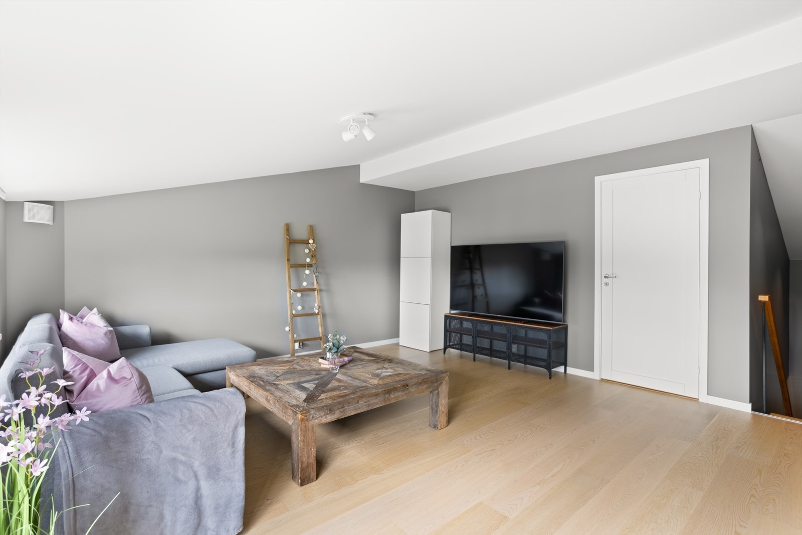 Her er det god plass for sofa og tv-løsning, noe som gir ekstra spillerom og privatliv hos barnefamilier. Galleribilde