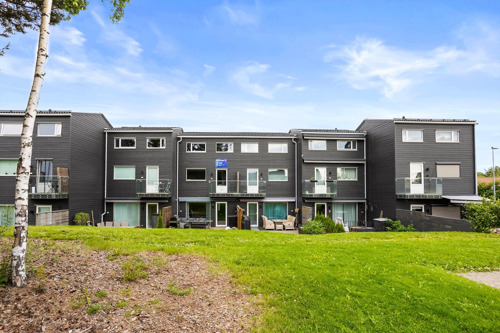 Trygg plassering i et rolig boligfelt, omgitt av grøntområder og lekeplasser for barna. Galleribilde