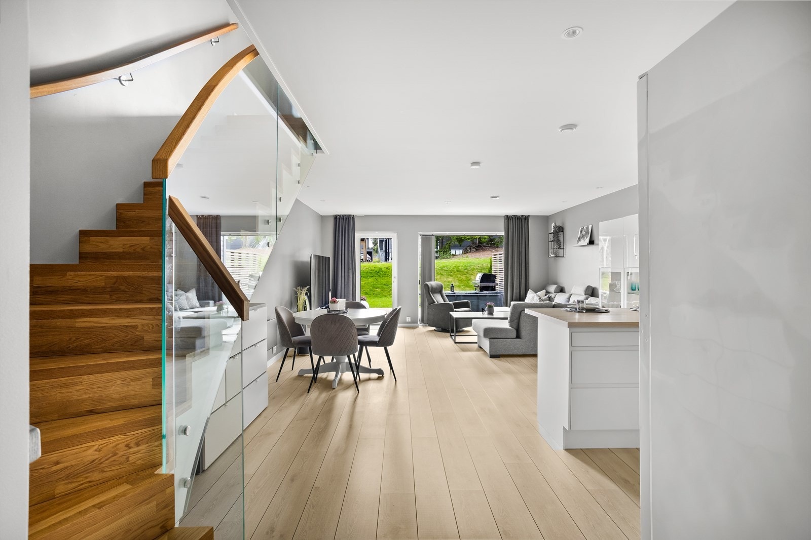 Fra entréen er det adkomst til bad, stue og kjøkken. Galleribilde