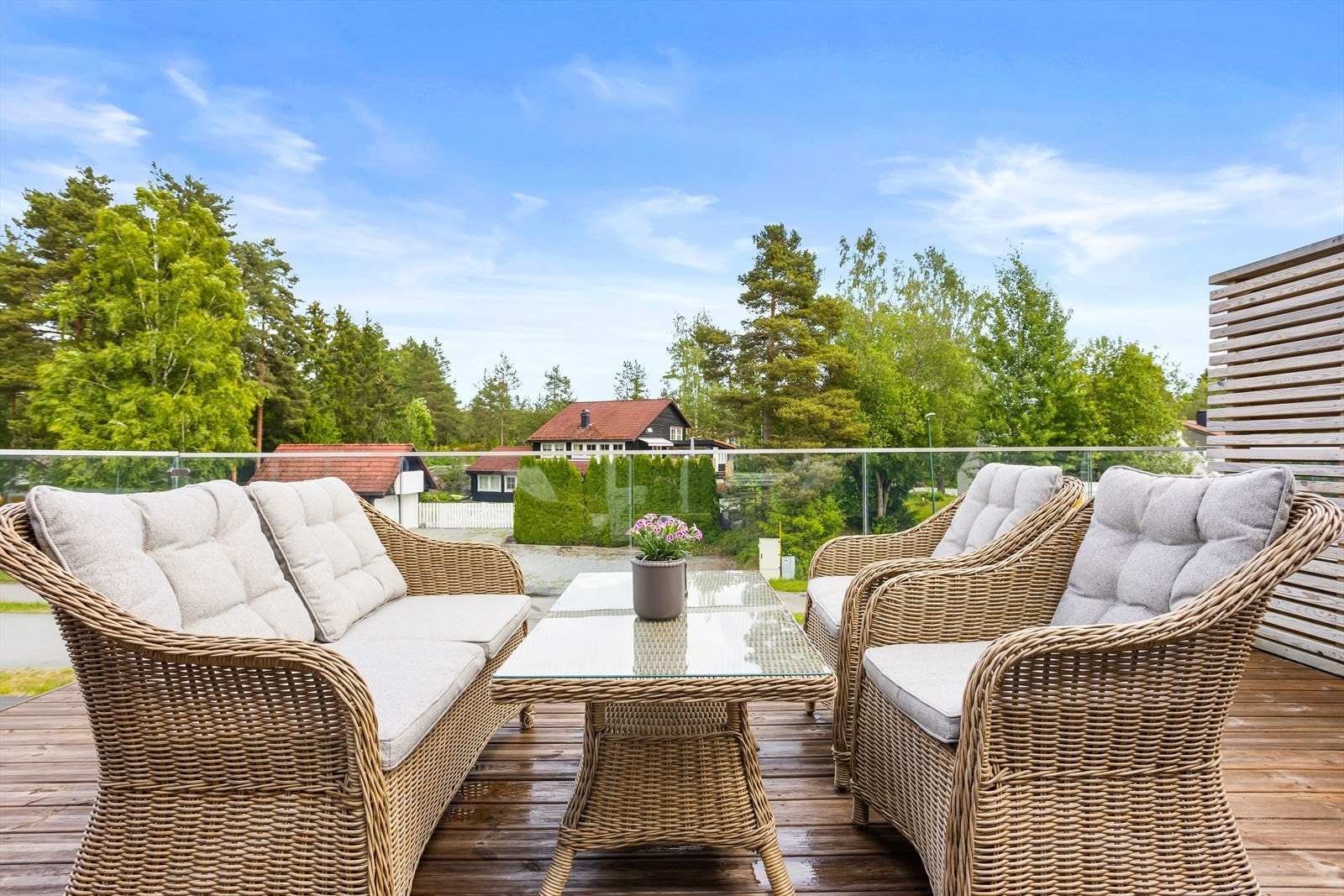 Her er det god plass til flere sittegrupper og planter. Galleribilde