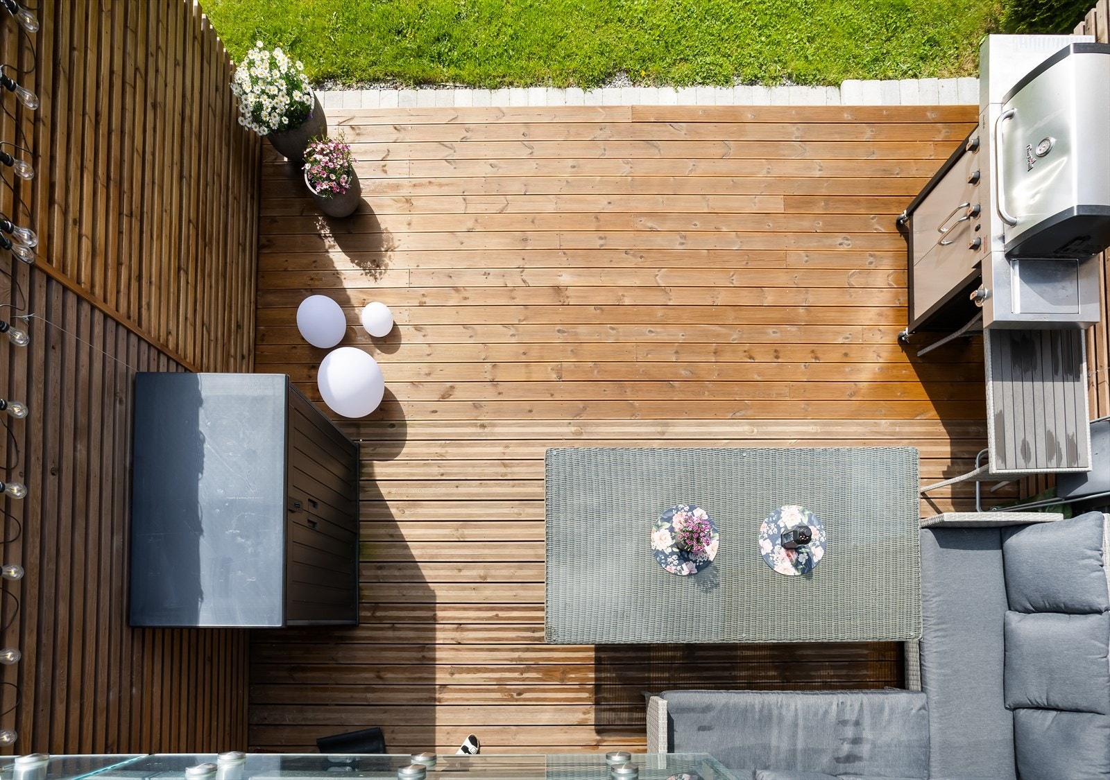Fra stuen er det direkte utgang til en solrik terrasse, som utvider boarealet betydelig i sommerhalvåret. Galleribilde