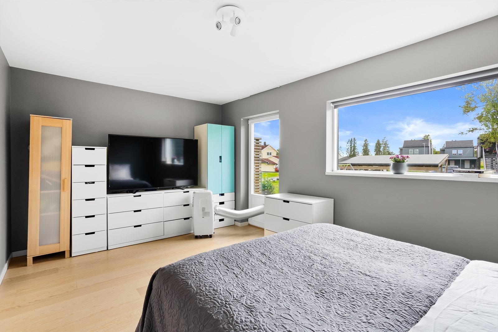 Soverommet har god plass til dobbeltseng, nattbord og garderobeløsning. Galleribilde