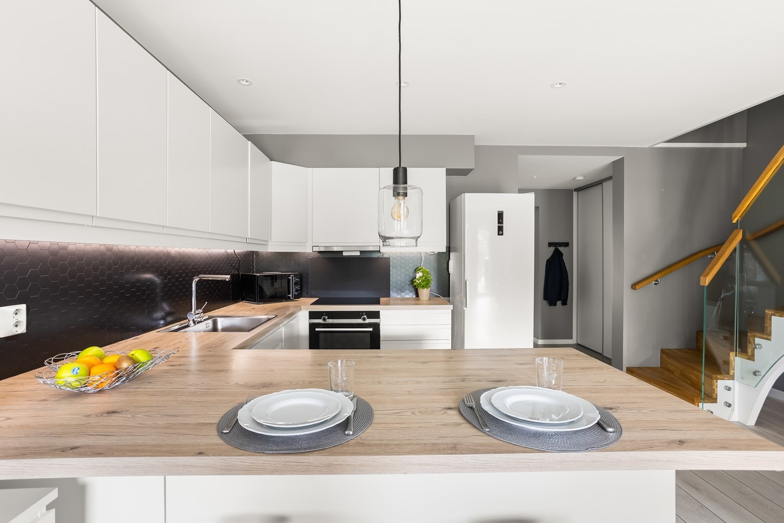 Kjøkkenet har rikelig med lagringsplass i skap og skuffer samt godt med benkeplass. Galleribilde