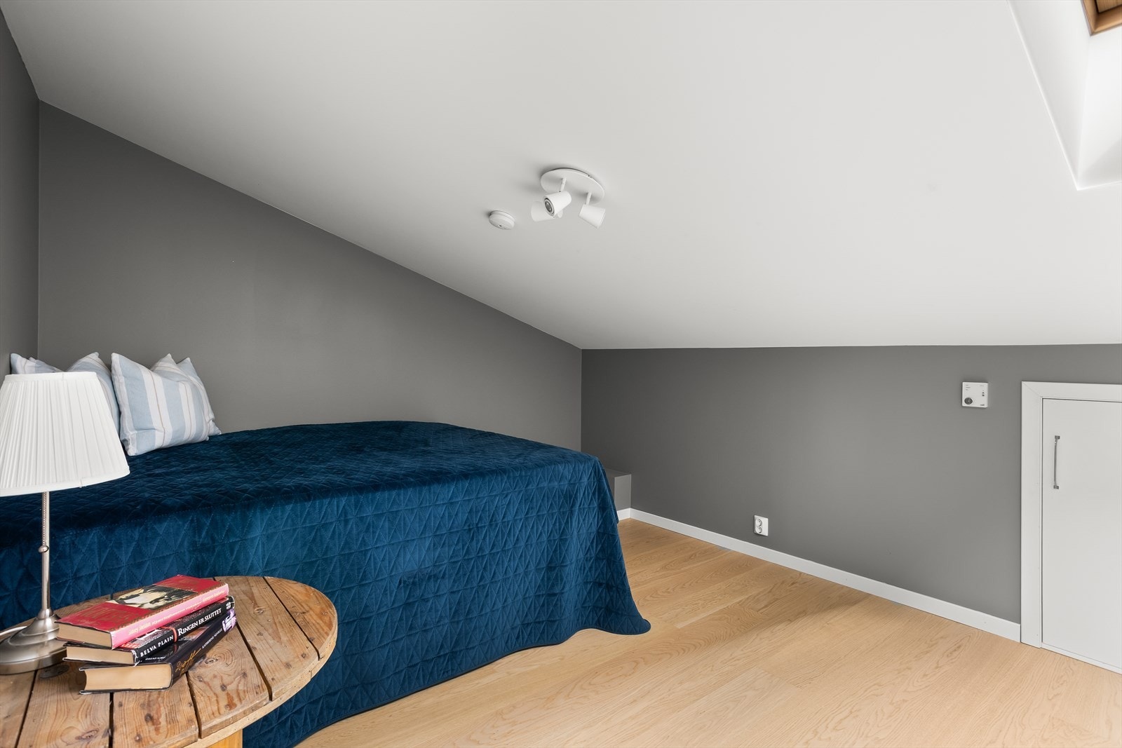 Rommet er ikke godkjent til varig opphold siden det ikke oppfyller kravene for blant annet takhøyde, ventilasjon og lysinnslipp. Galleribilde