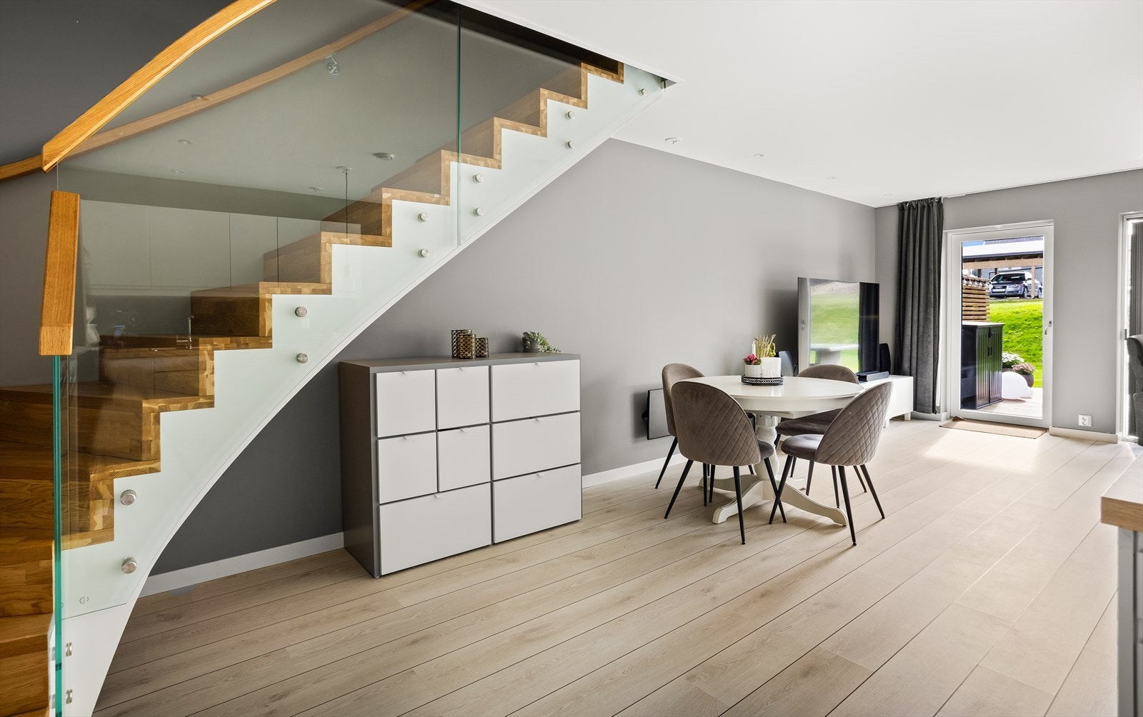 God plass til et stort spisebord. Galleribilde