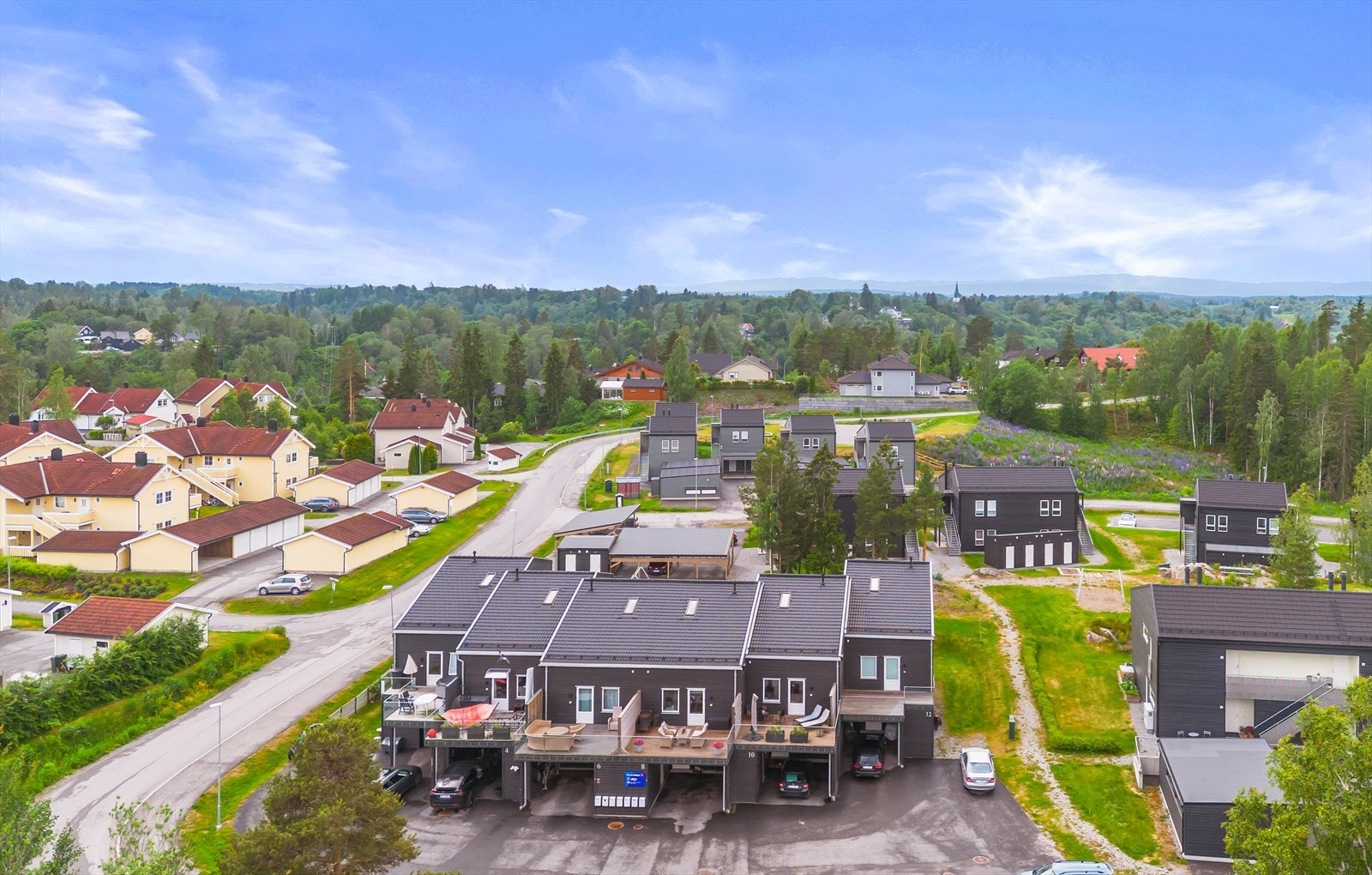 Boligen ligger fint til i et populært boligområde med gangavstand til alt man trenger i hverdagen. Galleribilde