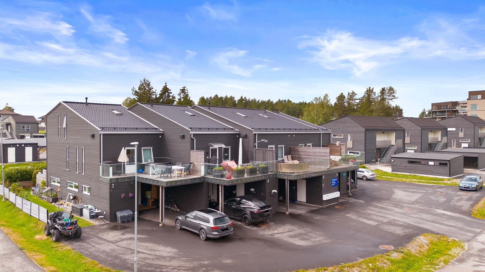 Bilen kan parkeres i boligens carport. Galleribilde