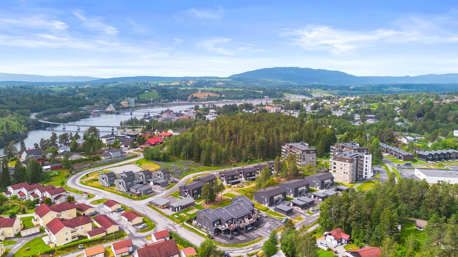 Attraktiv beliggenhet med nærhet til dagligvare, skoler og kollektivtransport for en praktisk hverdag. Galleribilde