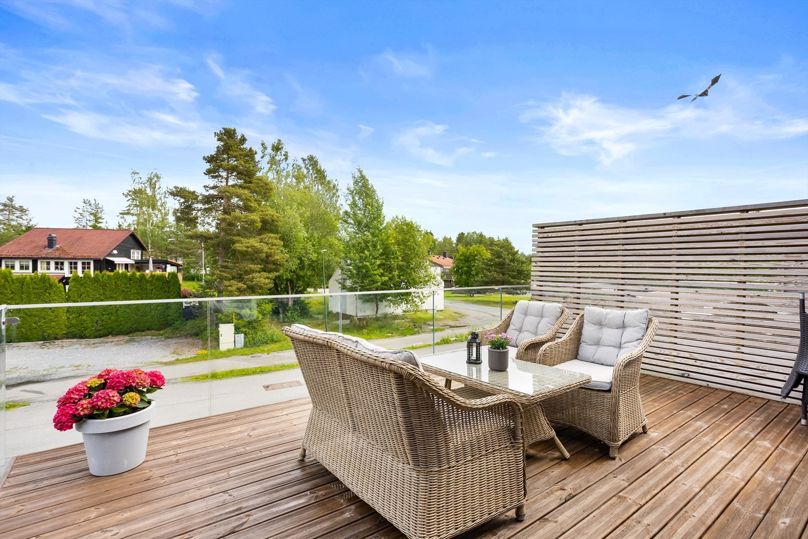 Fra rommet er det utgang til en østvendt veranda på hele 21,9m². Galleribilde