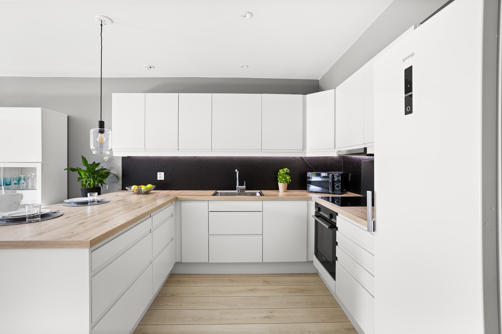 Stort og moderne kjøkken fra Sigdal i åpen løsning mot stuen. Galleribilde