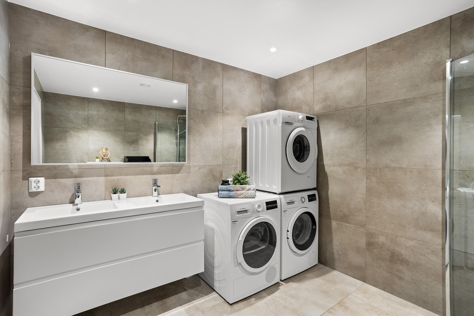 Lekkert bad med gulvvarme og spotter i himling. Galleribilde