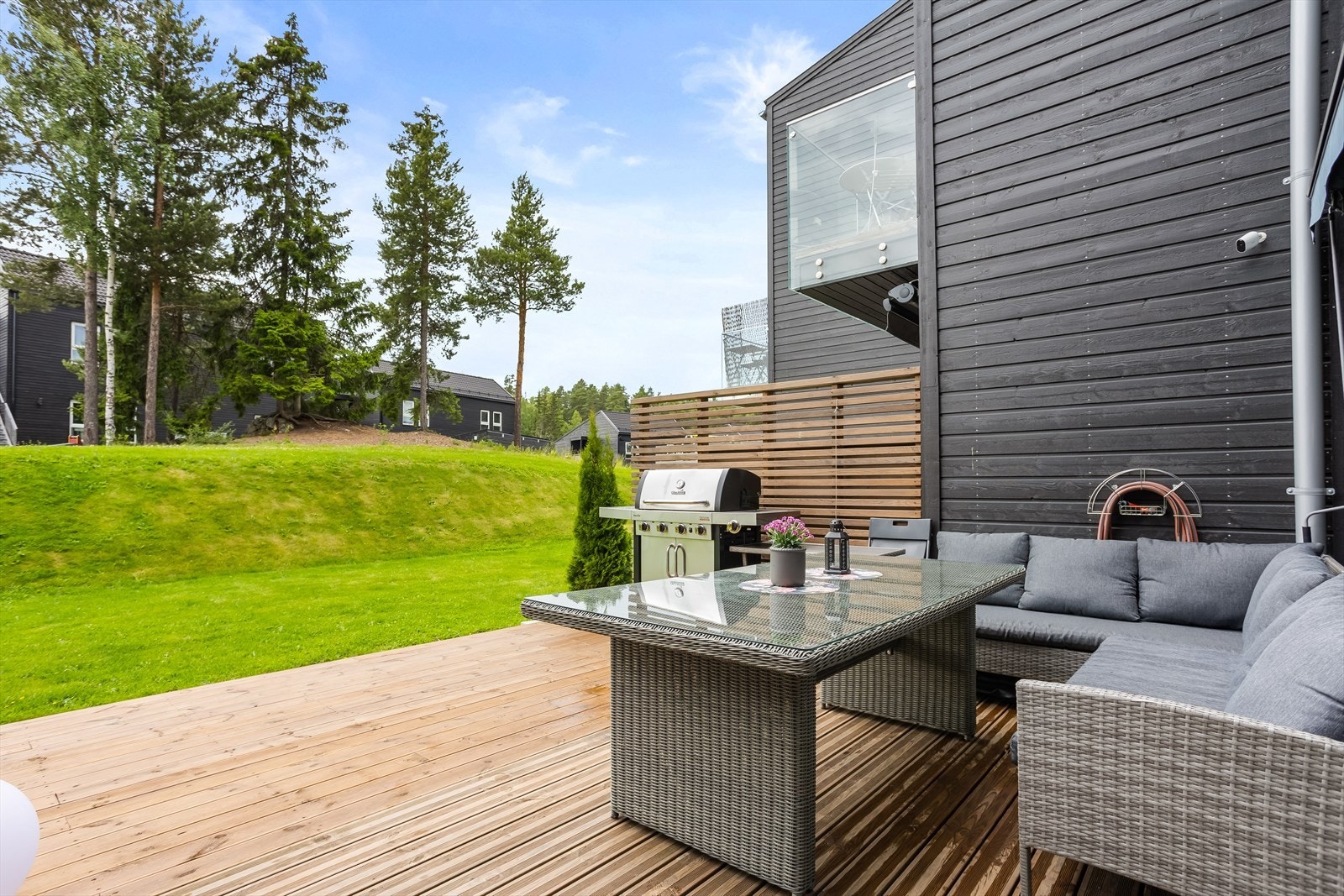 Dette er en stilig og moderne enebolig i rekke beliggende på Vilbergskogen i Eidsvoll. Galleribilde