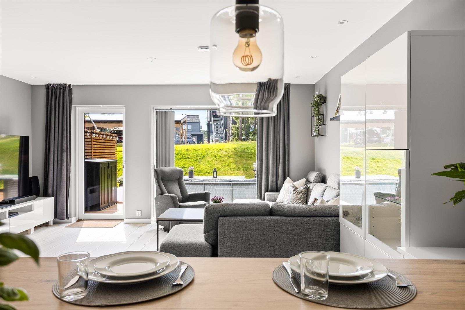 Boligen holder en høy standard med stilrene overflater, balansert ventilasjon og vannbåren gulvvarme. Galleribilde