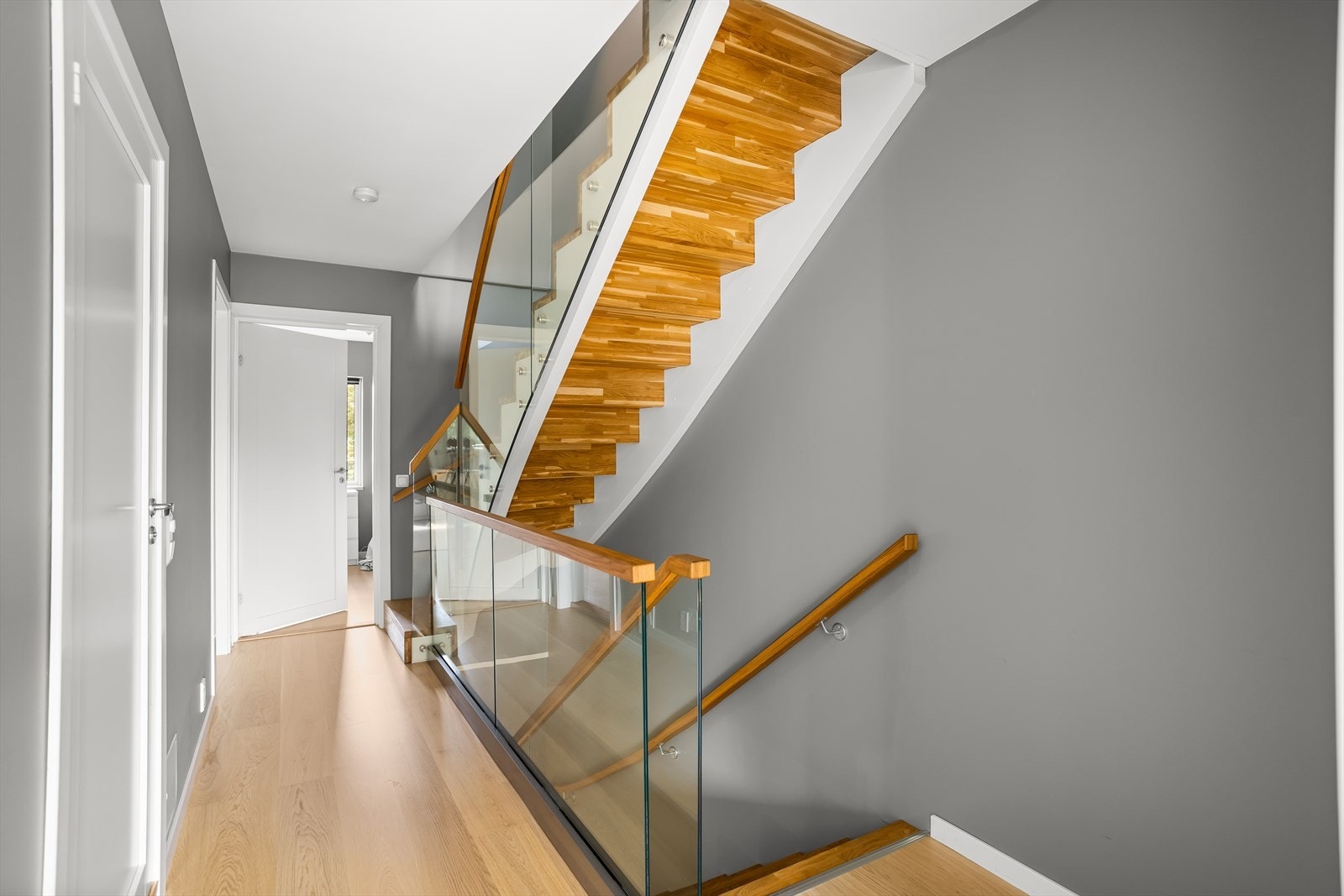 I 2. etasje har boligen en hall med trapp, bad/vaskerom og tre soverom. Galleribilde