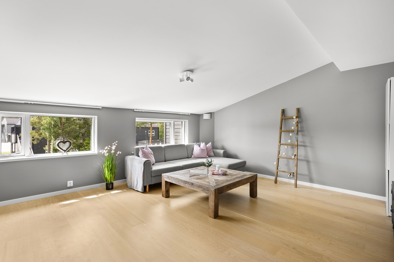 Loftsetasjen har en lys og trivelig loftstue av god størrelse. Galleribilde