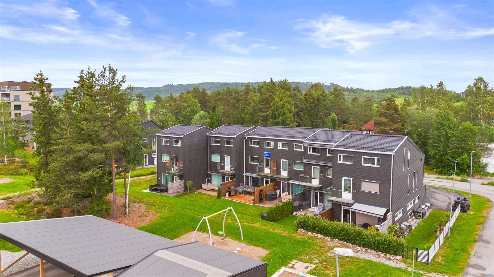 Pent opparbeidet hage og direkte adkomst til grønne fellesarealer. Galleribilde