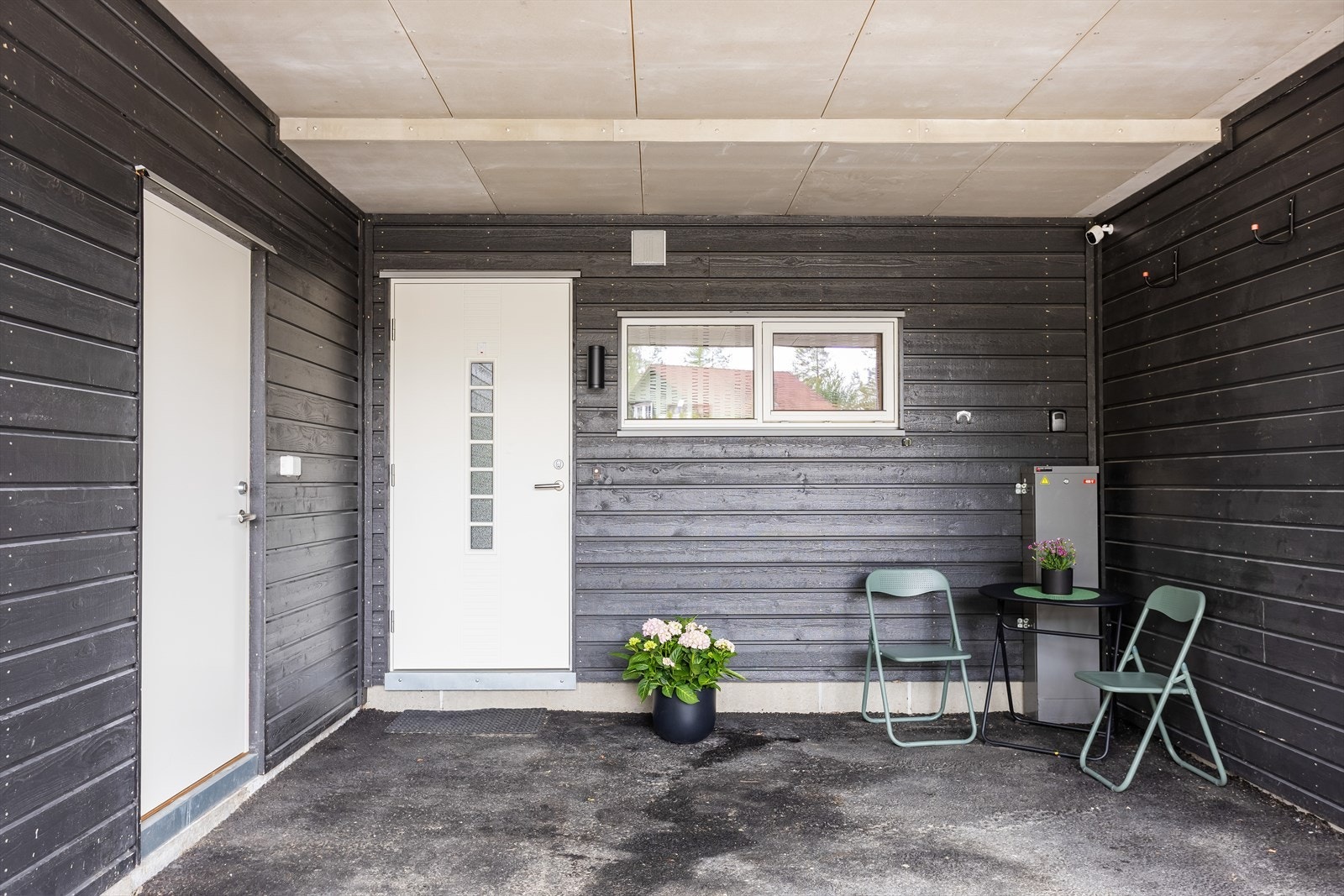 Innbydende inngangsparti med overbygd adkomst, her finnes også en praktisk utebod. Galleribilde