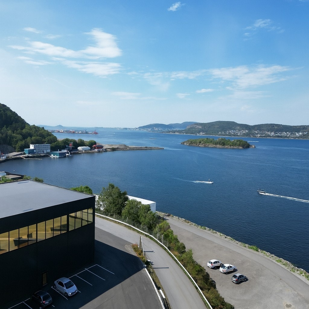 Sett mot vest. Naturskjønne sentrale omgivelser. Korte avstander. Galleribilde