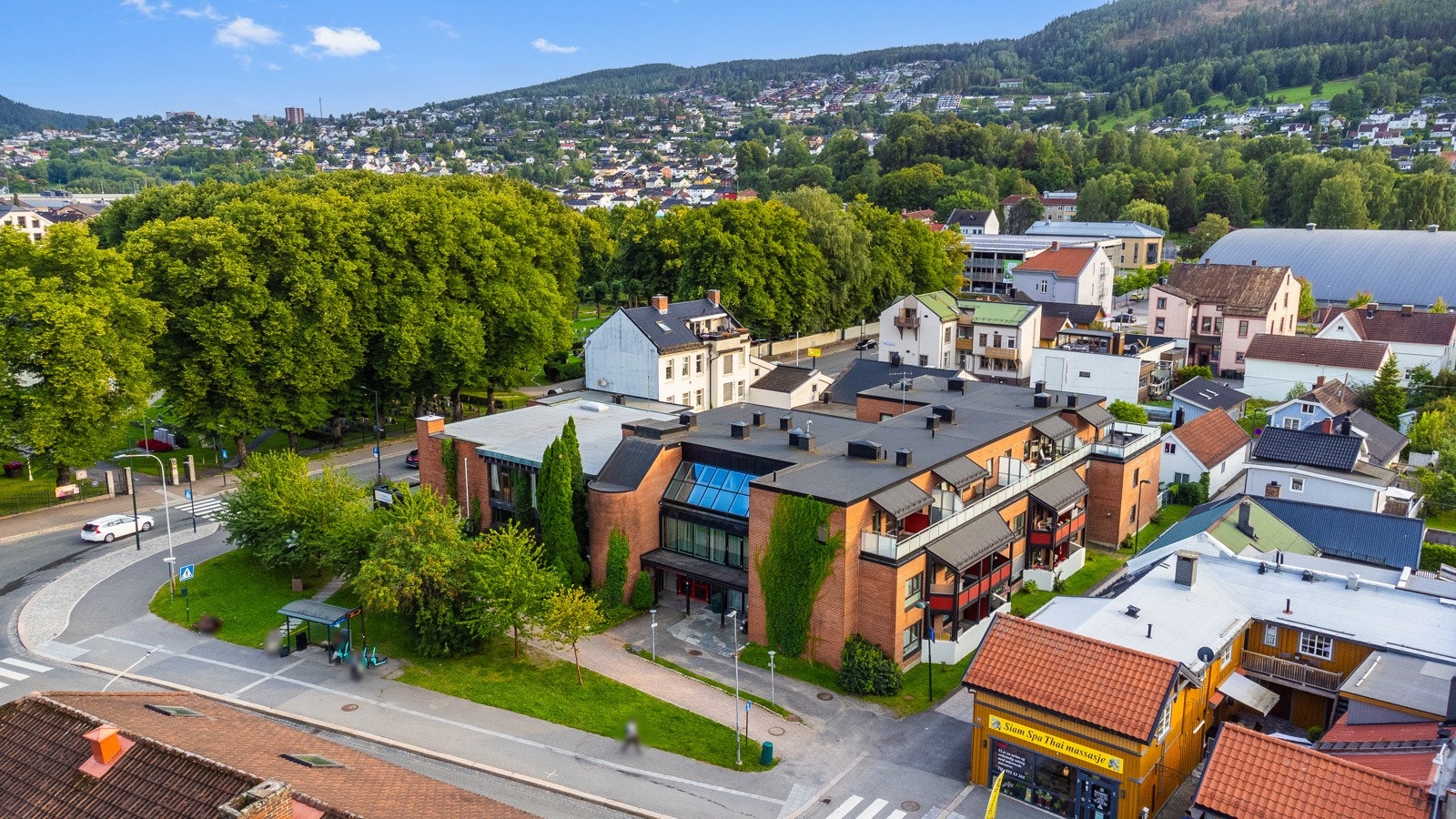 Leiligheten har en svært sentral beliggenhet med gangavstand til bussholdeplass, dagligvare og jernbane. Galleribilde