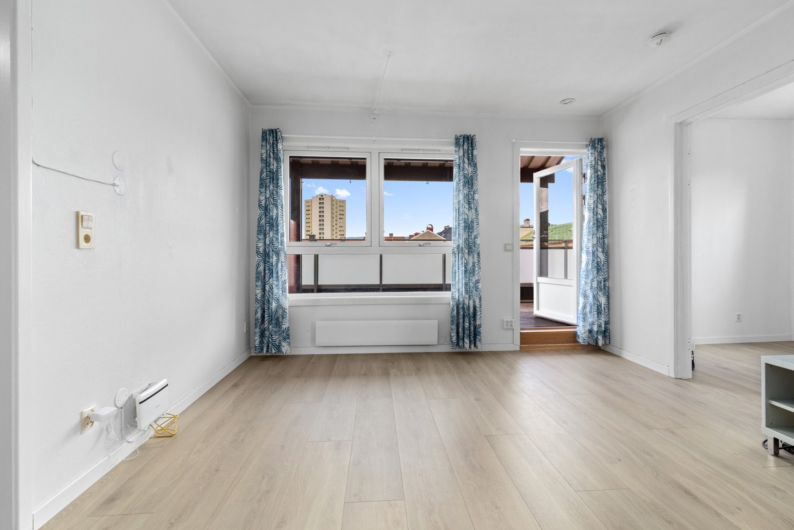 Lys stue med store vindusflater. Her er det plass til både spisegruppe og sofakrok. Galleribilde