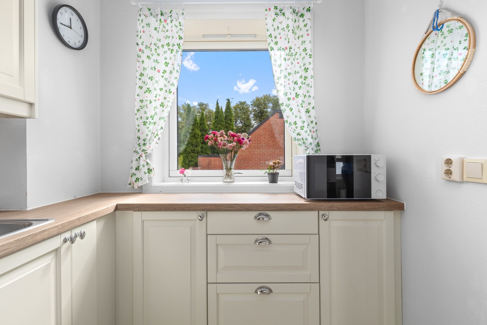 Kjøkkeninnredningen har profilerte fronter, nedfelt kum og belysning under overskapene. Galleribilde