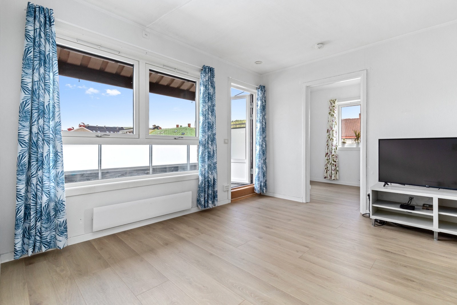 Gode vindusflater i stuen gir rikelig med naturlig lys. Galleribilde