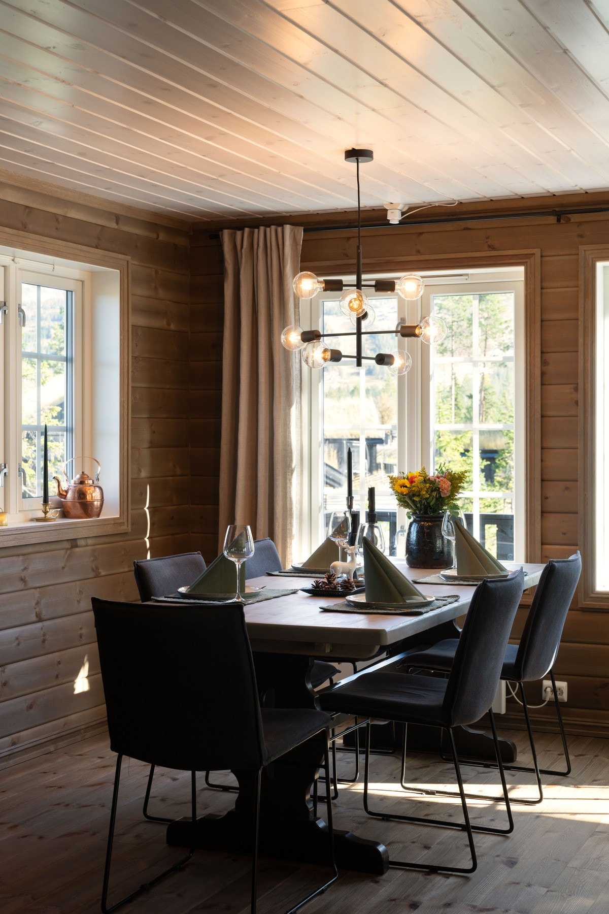 Spisestuen innbyr til hyggelige lag med venner og familie. Galleribilde