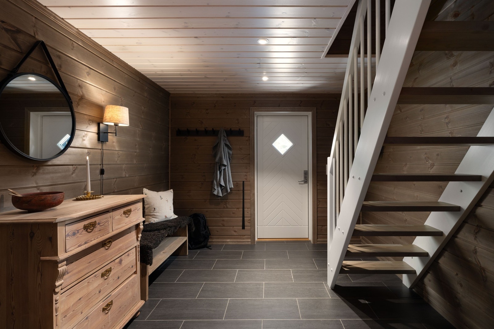 Romslig entrè med plass til både stittebenk og kommode til oppbevaring. Galleribilde