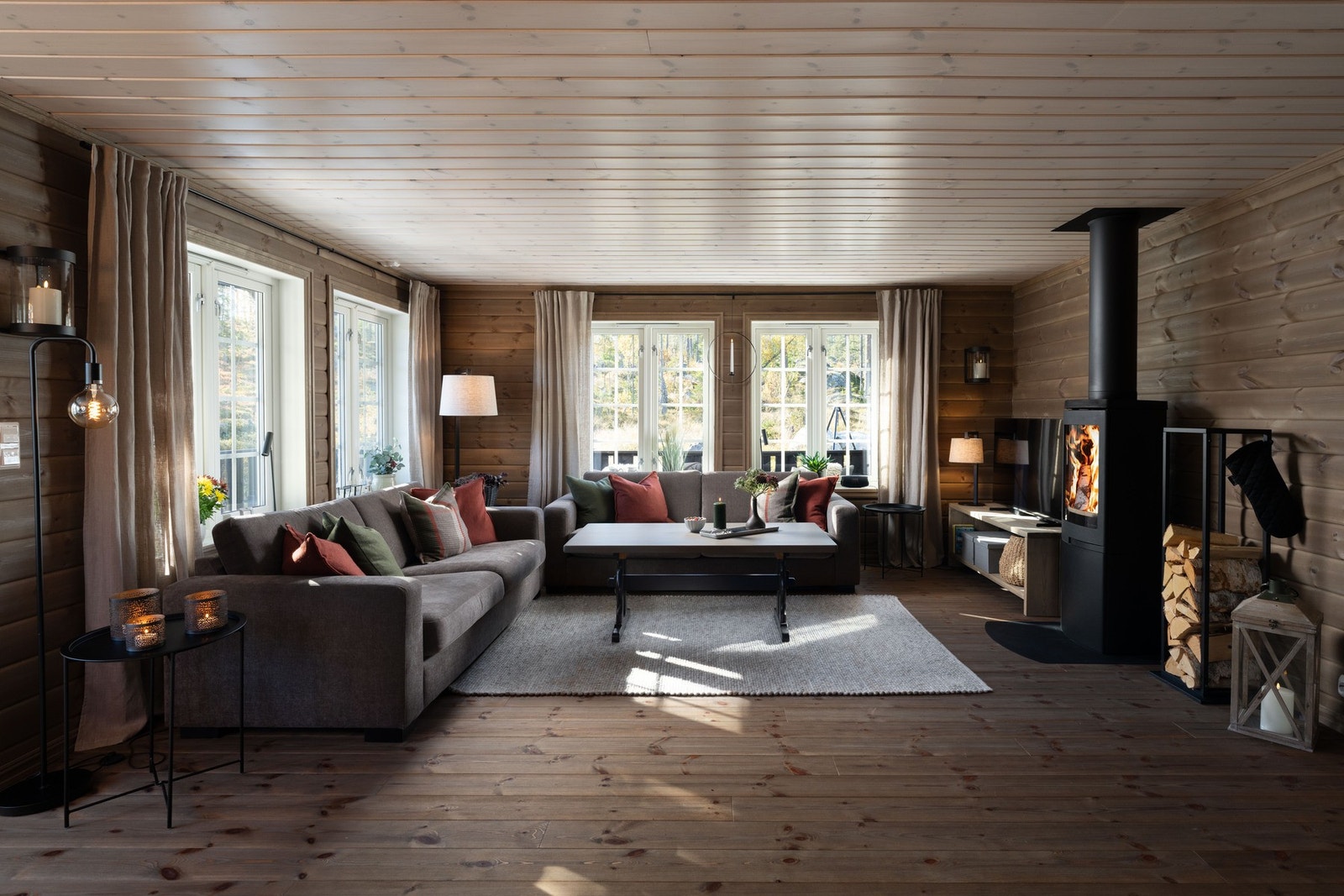 God plass til en hyggelig sofakrok foran peisovnen. Galleribilde