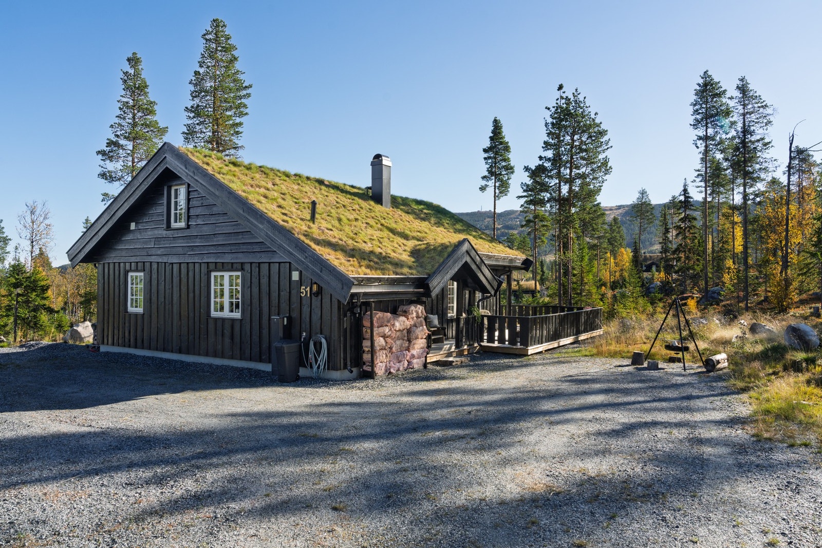 Klassisk villmarkspanel og torvtak gir hytta et tidløst uttrykk. På tomten er det opparbeidet plass for utvendig bod med røropplegg for strøm. Galleribilde