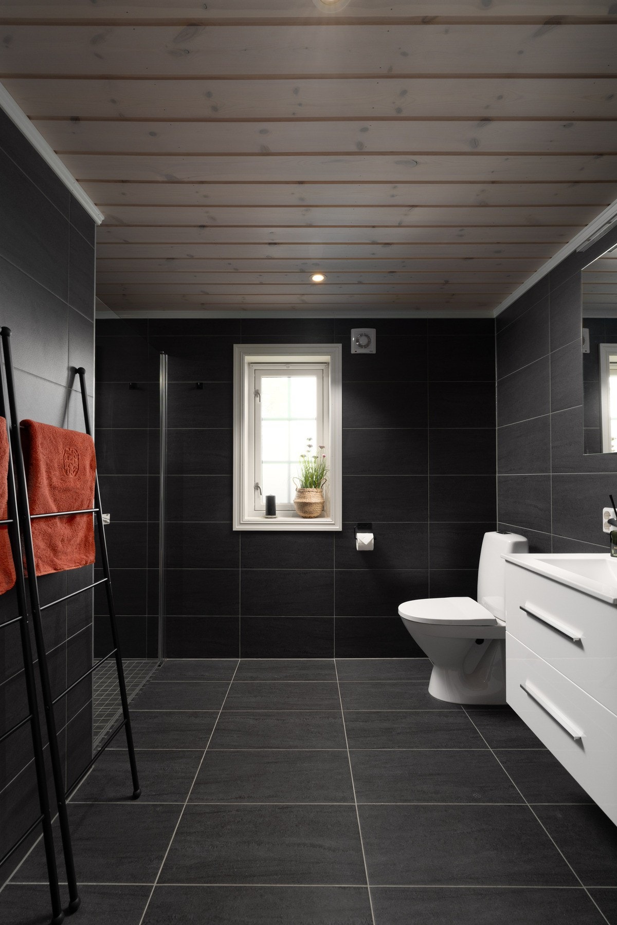 Badet er delikat og romslig med opplegg for vaskemaskin. Galleribilde