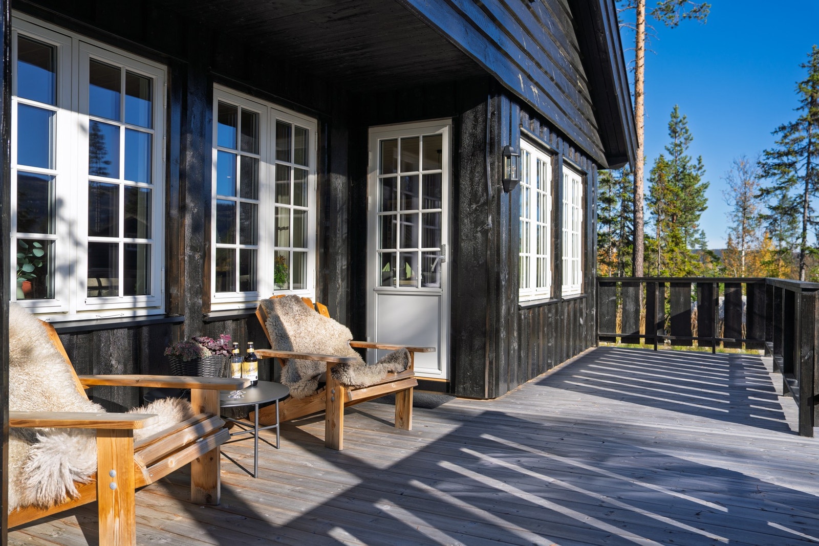 Solrik veranda på to sider - god plass til både avslapping og sosiale soner. Galleribilde