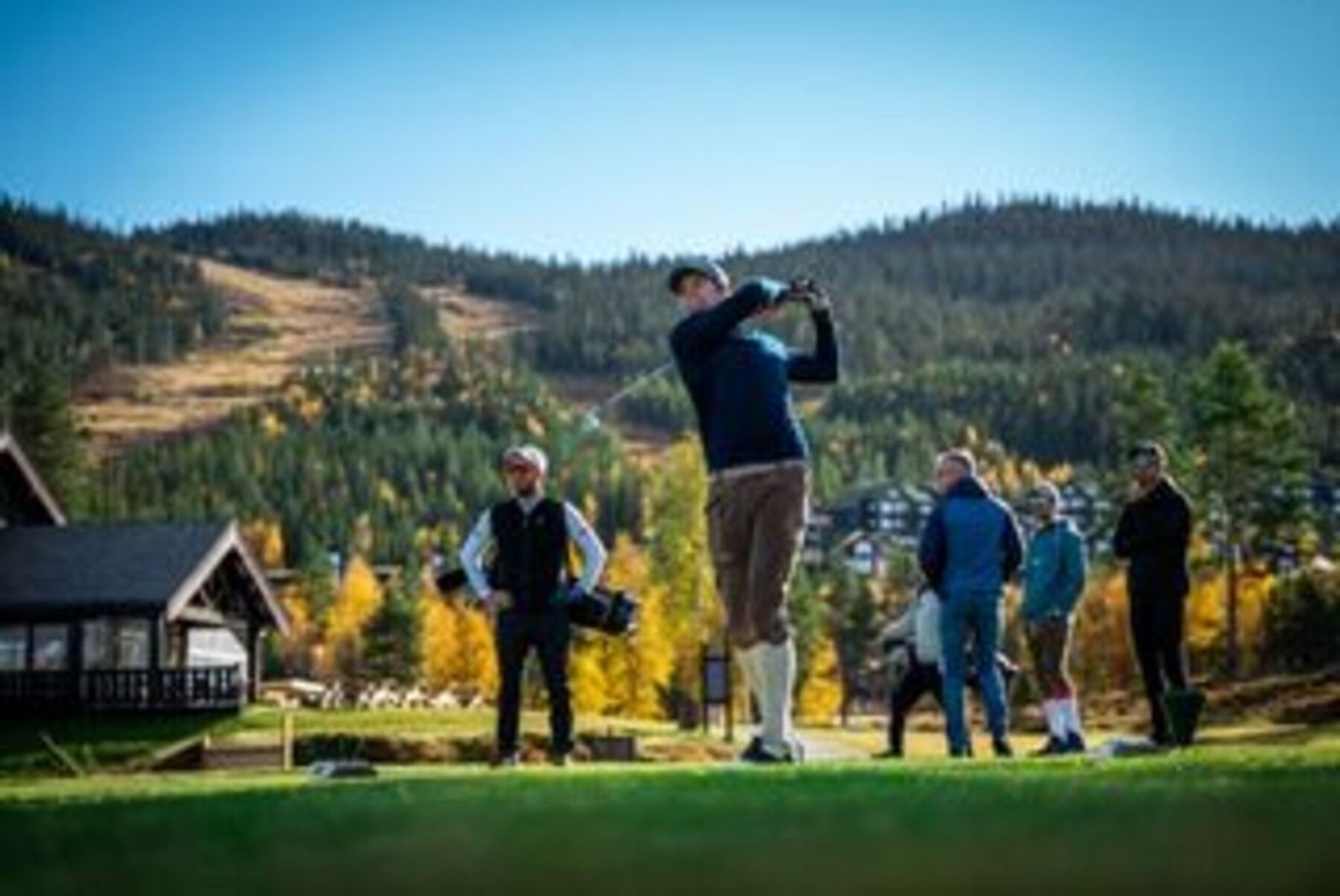 Nesfjellet Golf er en populær og sosial aktivitet i kort avstand fra hytta. Galleribilde