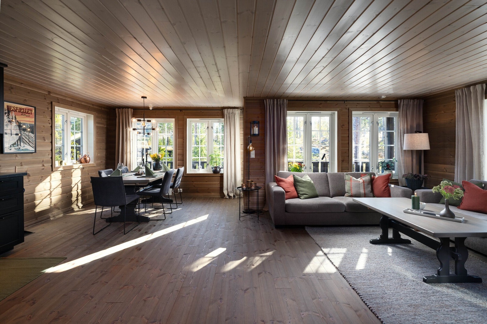 Stilrent interiør med naturlige materialer og gjennomført fargevalg. Galleribilde