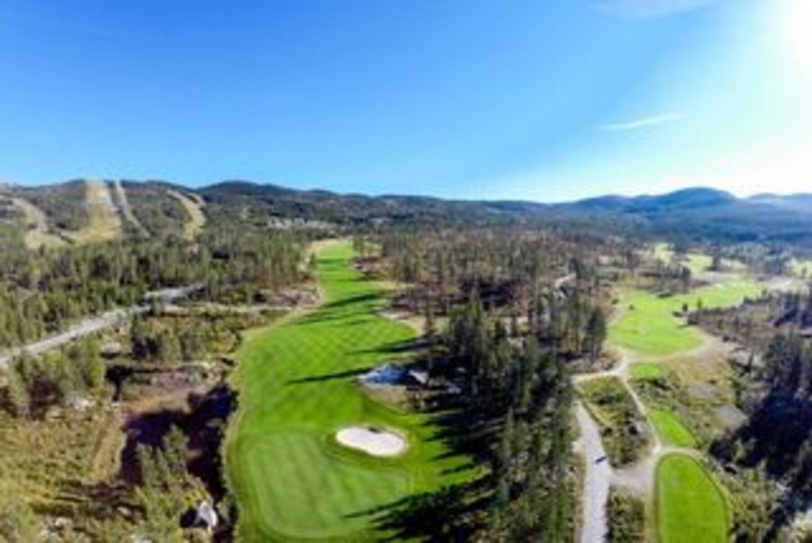 Golfbanen ligger vakkert til i fjellandskapet. Galleribilde