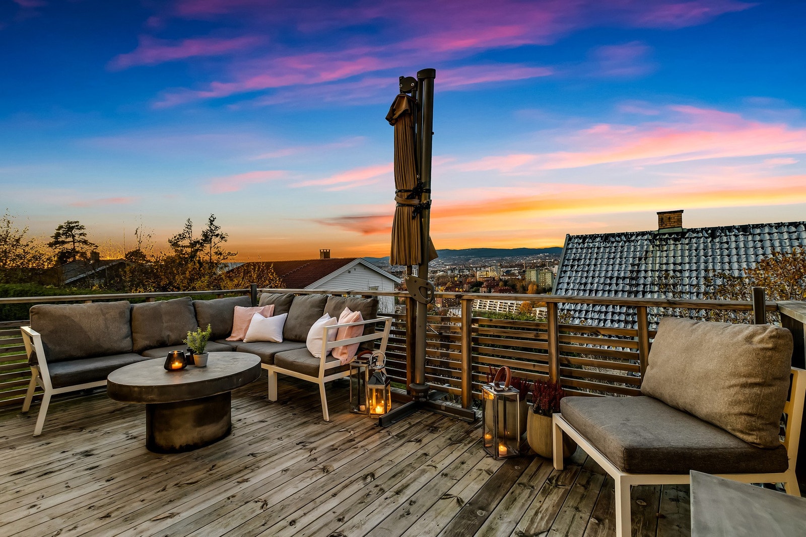 Vertikaldelt tomannsbolig over tre plan som byr på en flott beliggenhet i en av områdets mest ettertraktede gater. Galleribilde