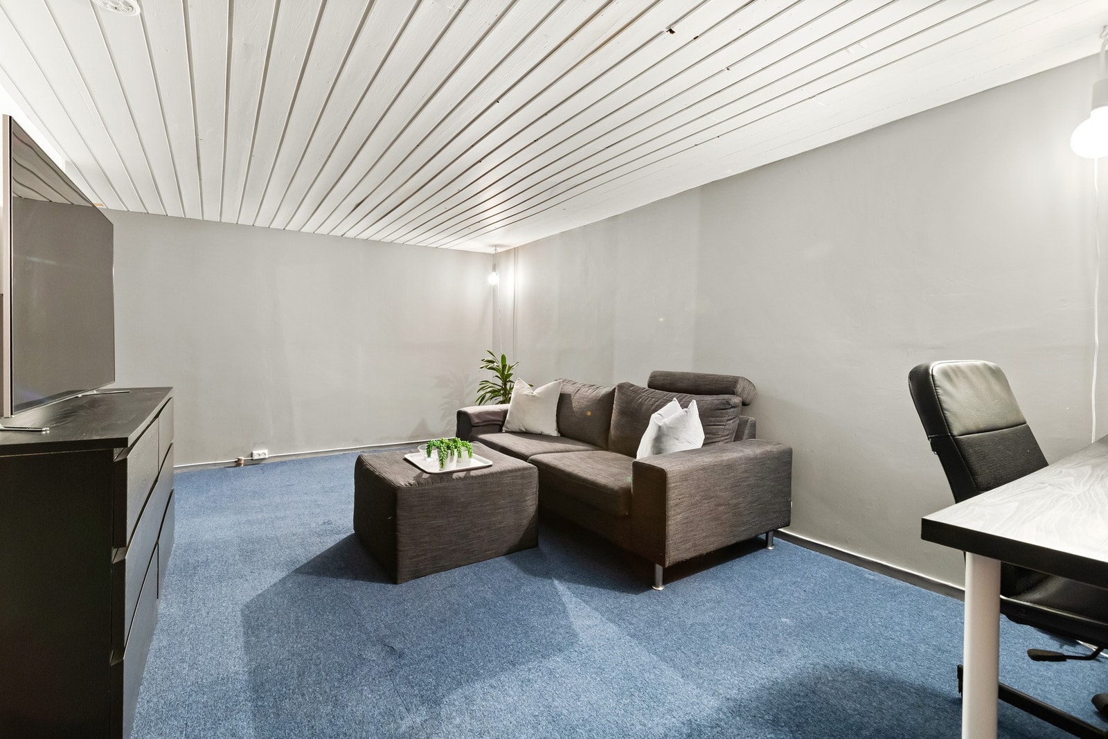 Innredet rom i kjeller benyttet som kjellerstue (Ikke godkjent til varig opphold) Galleribilde