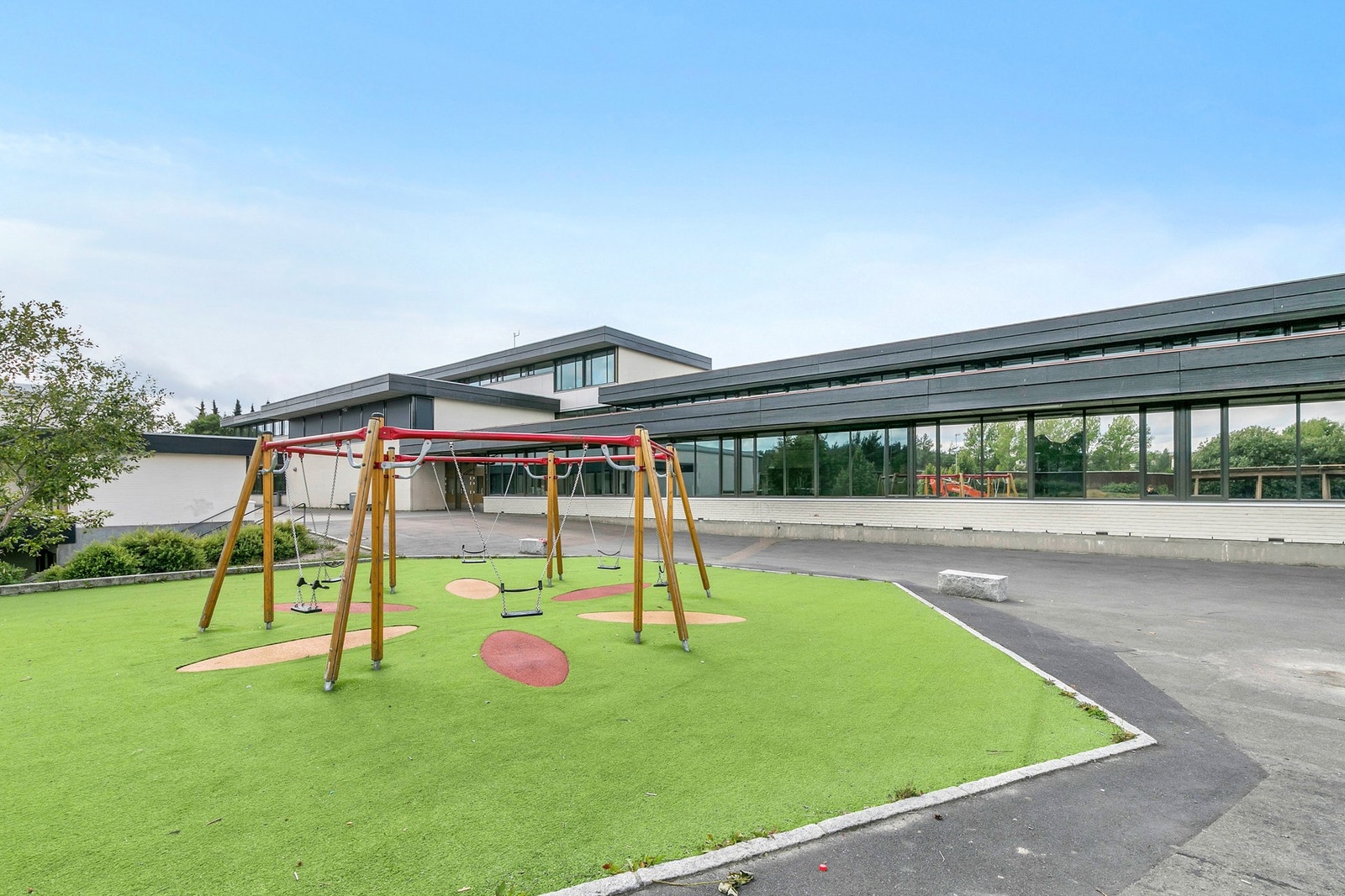 Tilhørighet til populære Høyenhall skole og kort vei til flere barnehager Galleribilde