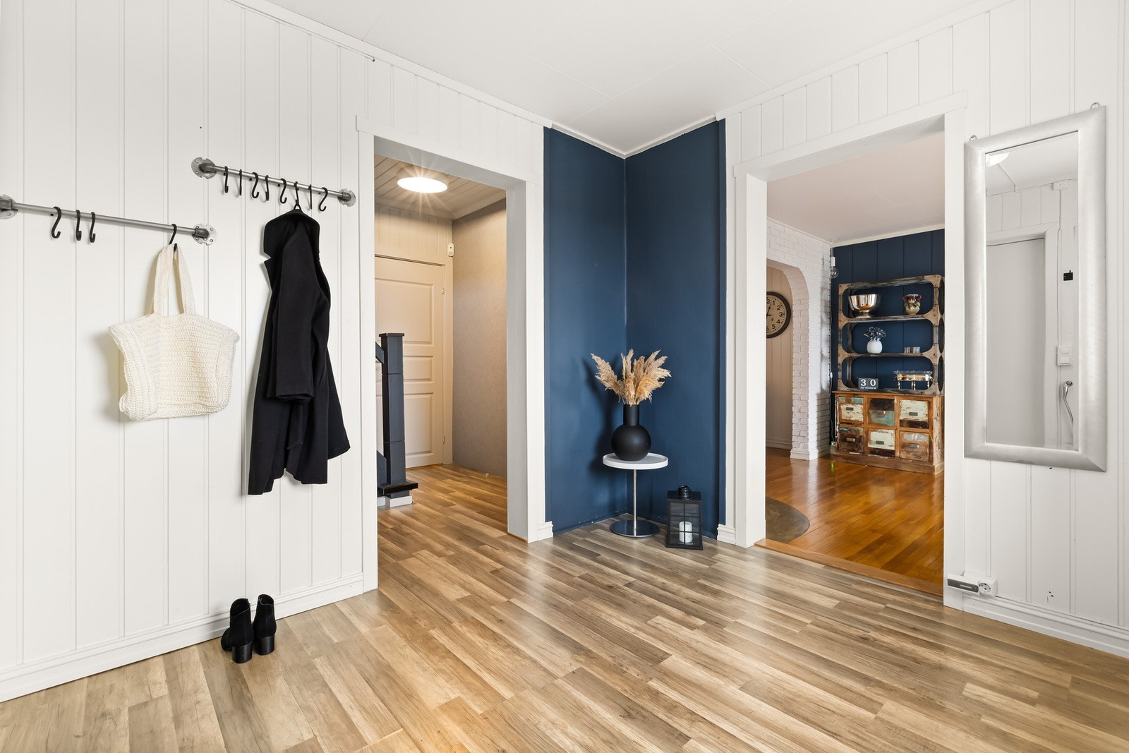 Romslig entré/hall Galleribilde