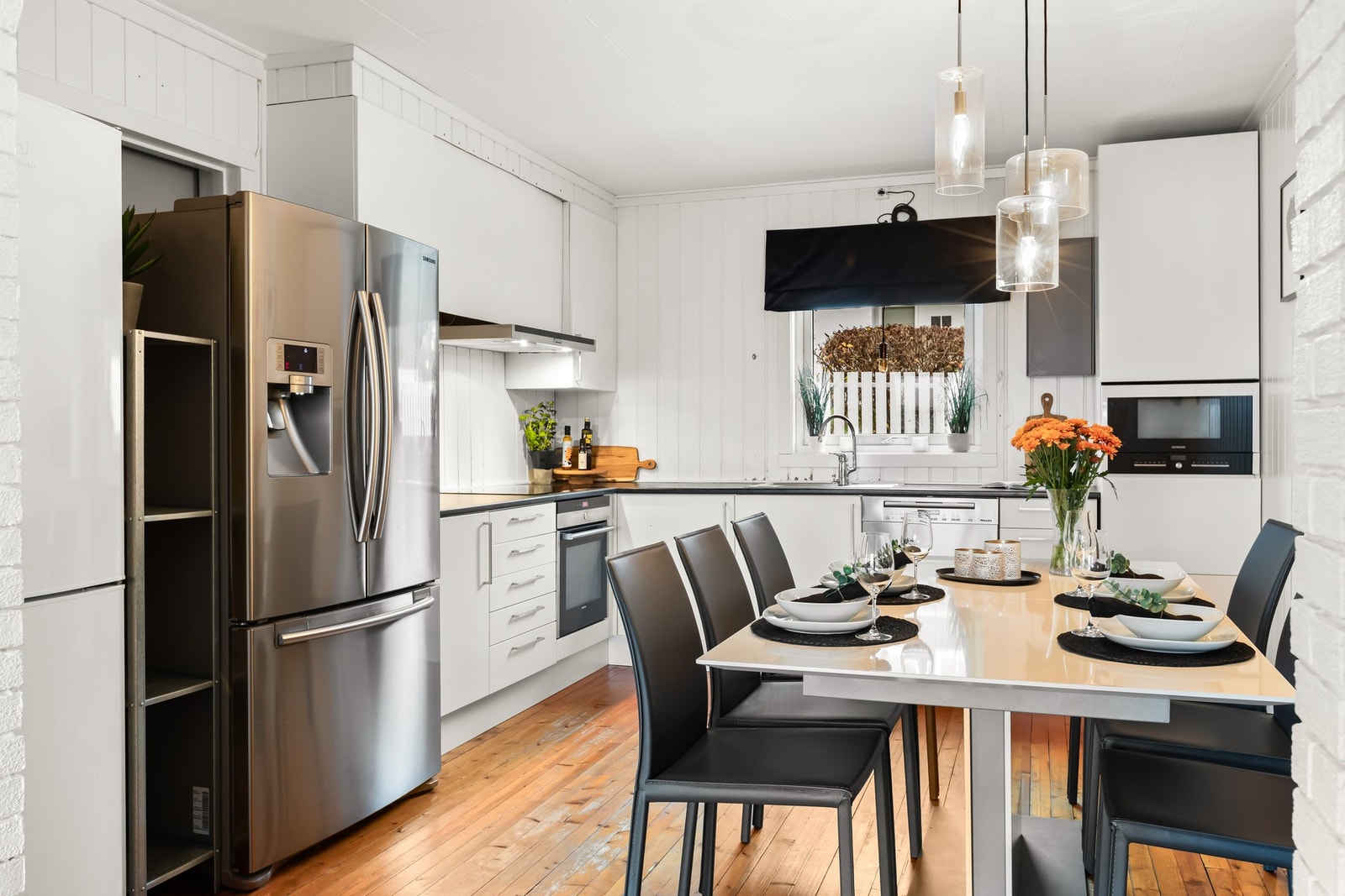 Åpent kjøkken med spiseplass Galleribilde