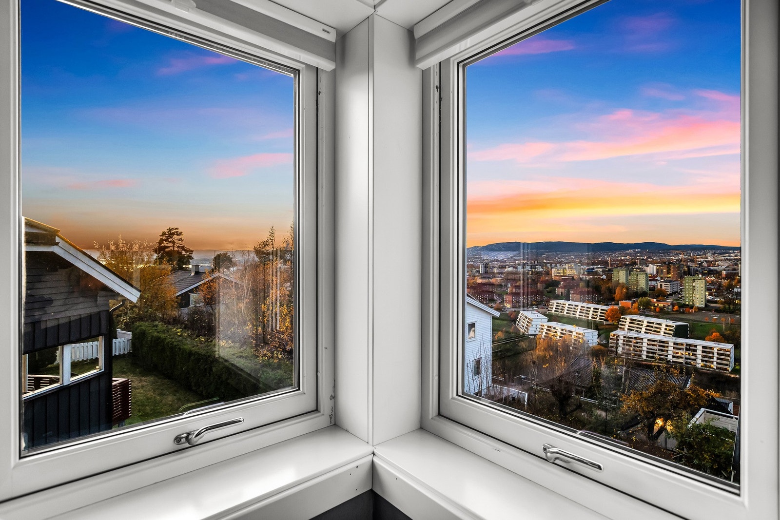 Flott utsikt (fjordgløtt) fra 2. etasje Galleribilde