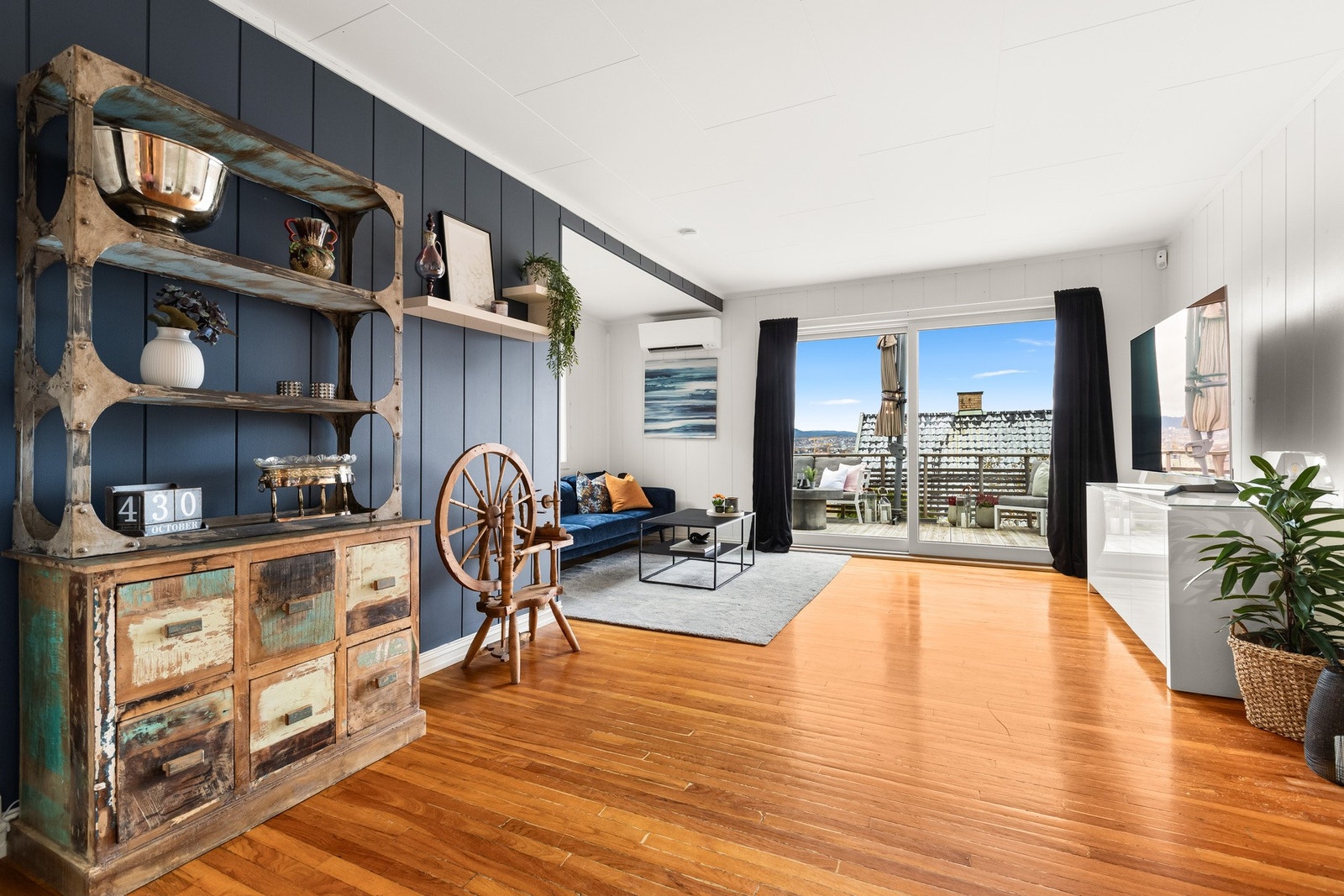 Lys stue med utgang til terrasse Galleribilde