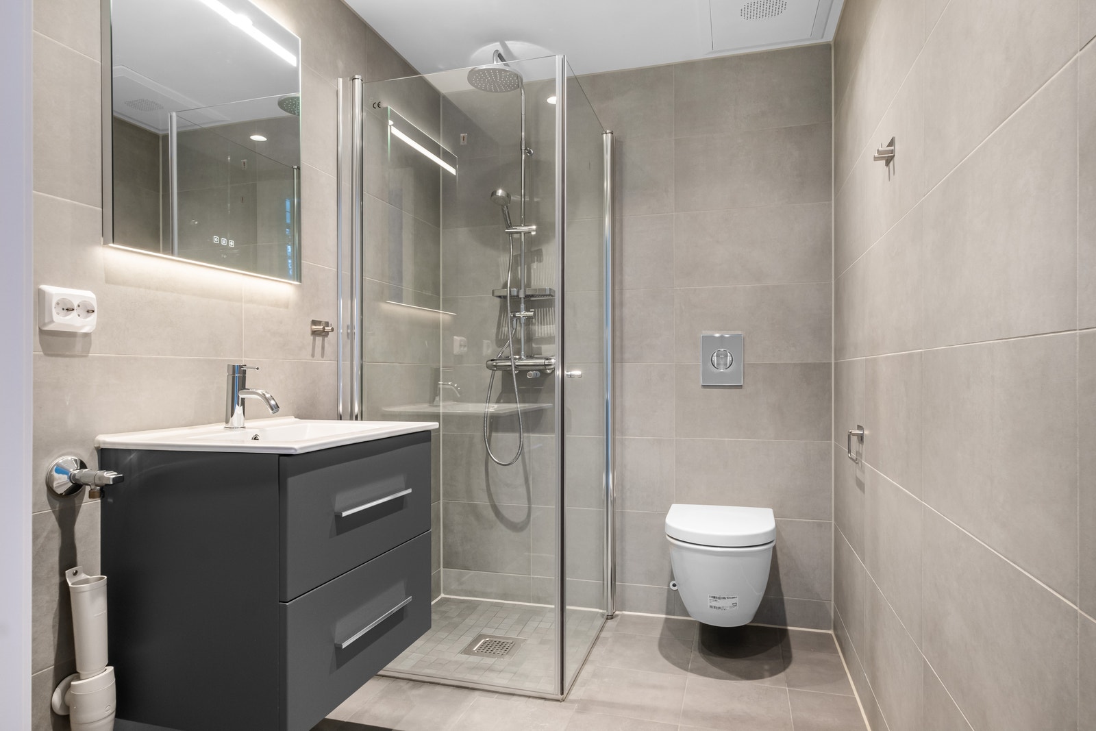 Bad med opplegg for å sette inn vaskemasin Galleribilde