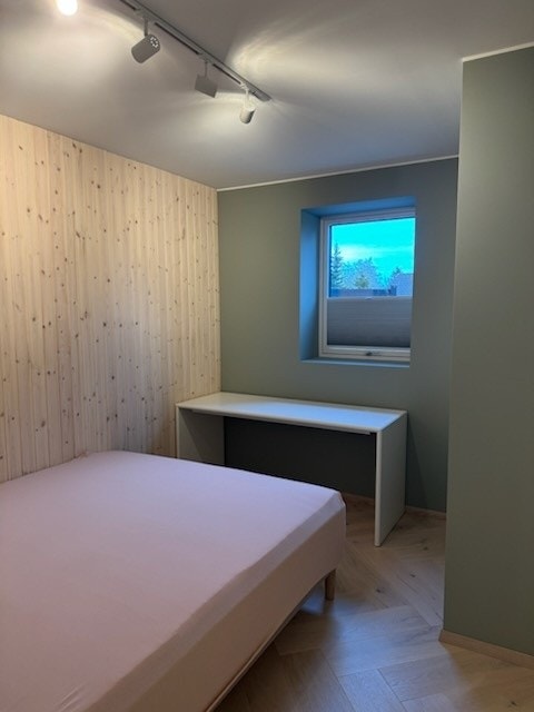 Soverom med ny seng og skrivebord. Galleribilde