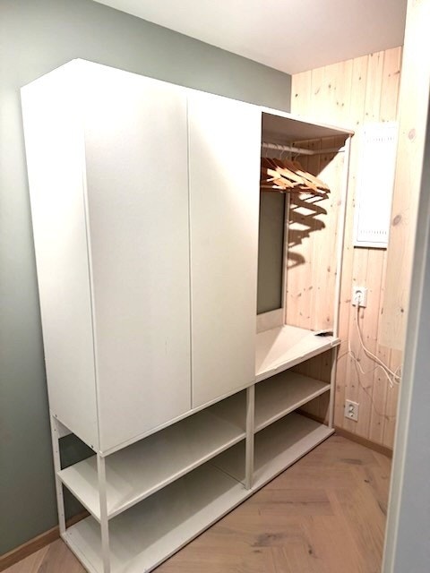 Walk in closet gir ekstra oppbevaringsplass. Galleribilde