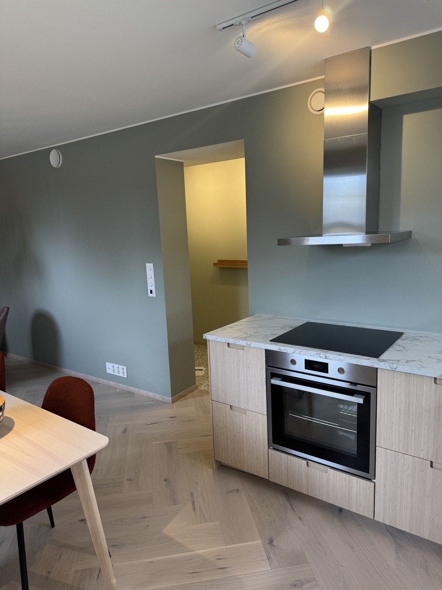 Hvitoljet fiskebensparkett på stue, kjøkken og soverom. Galleribilde