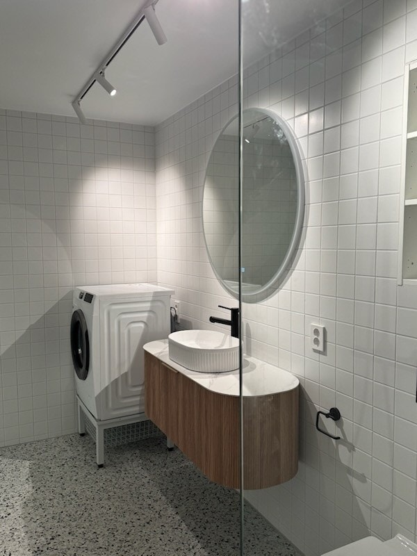 Badet er flislagt med moderne terazzofliser på gulv. Galleribilde