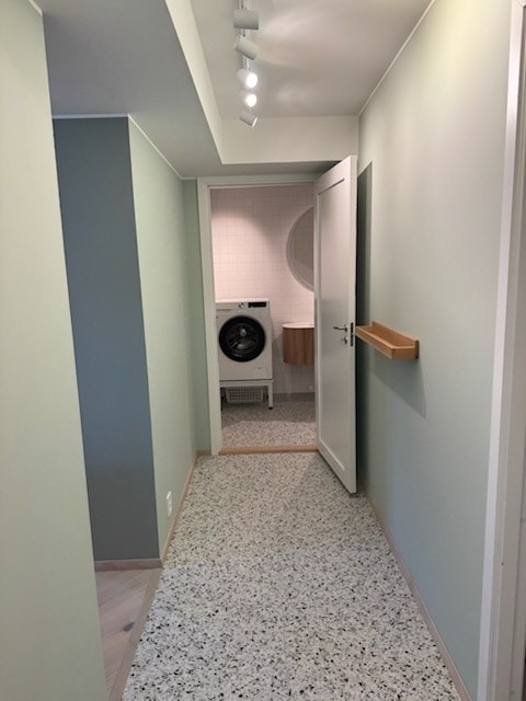 Stor entre med terazzofliser på gulv. Galleribilde