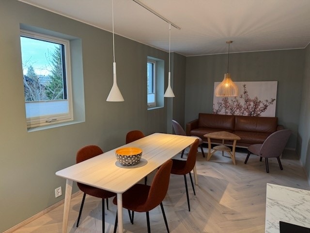 Møblert med nytt spisebord. Galleribilde