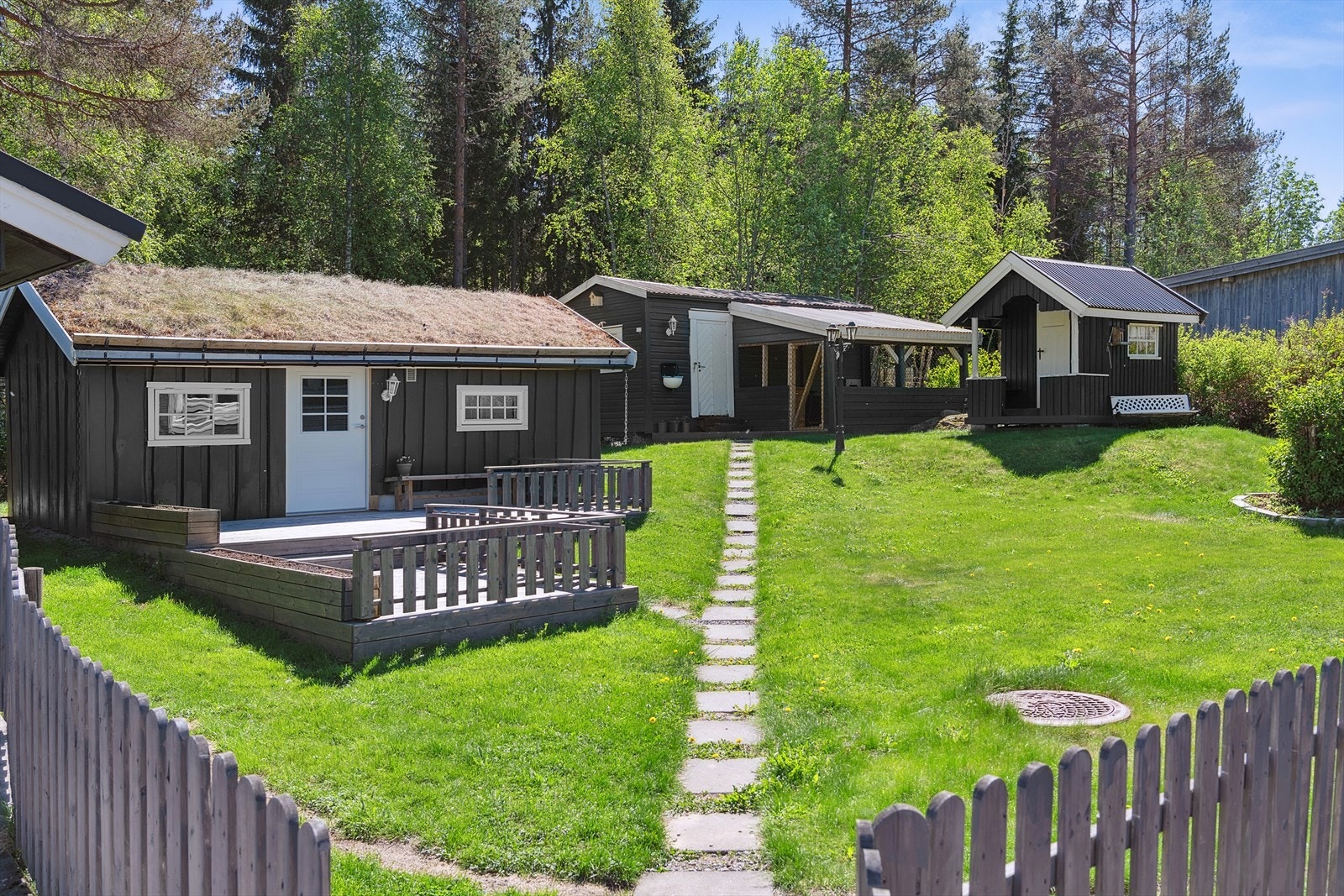 Innholdsrik eiendom med anneks, hundehus og dukkestue. Galleribilde